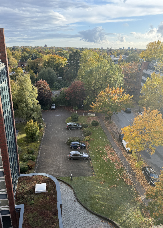 Bild der Besucherparkplätze vor und neben dem Gebäude